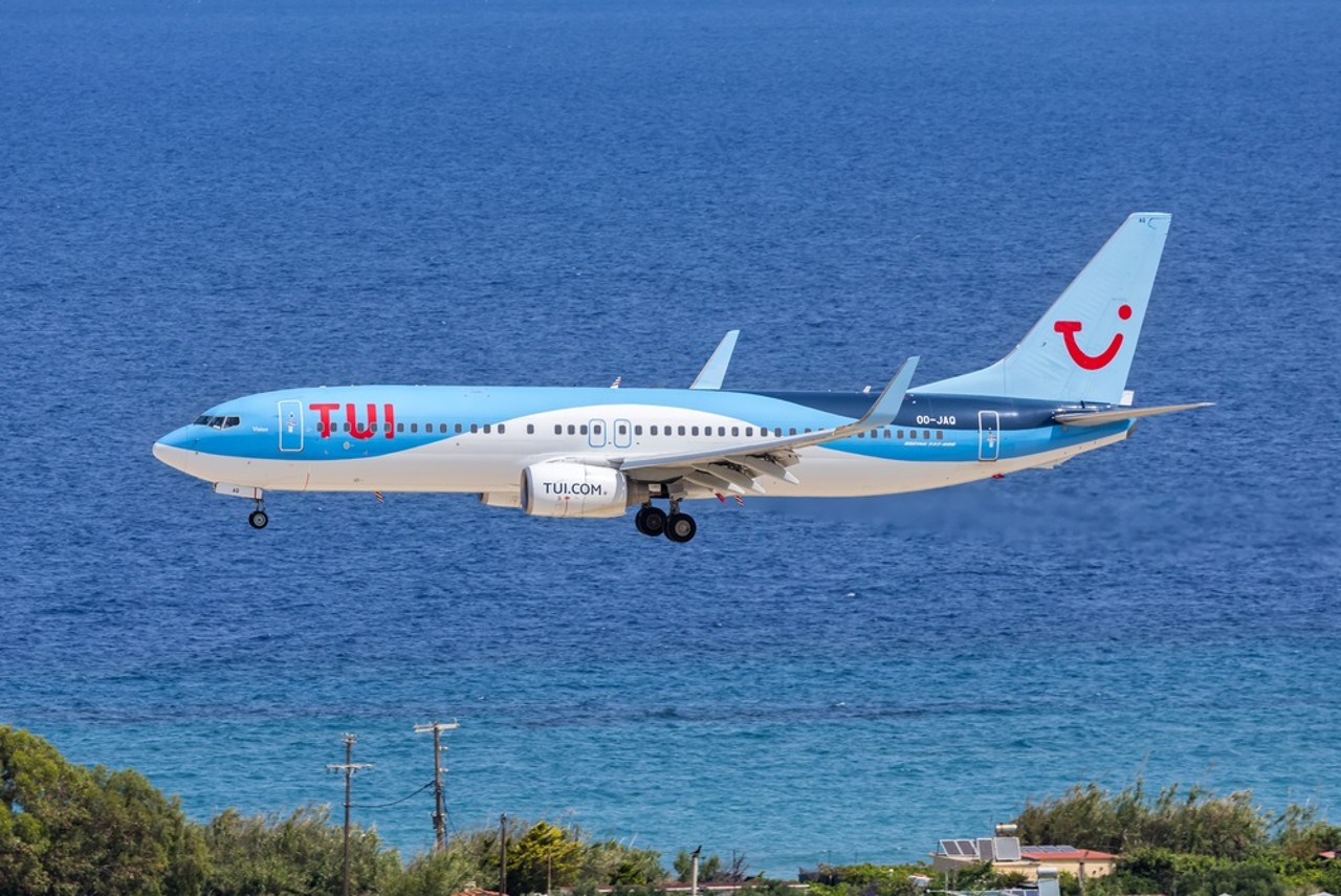 Avion TUI deasupra mării
