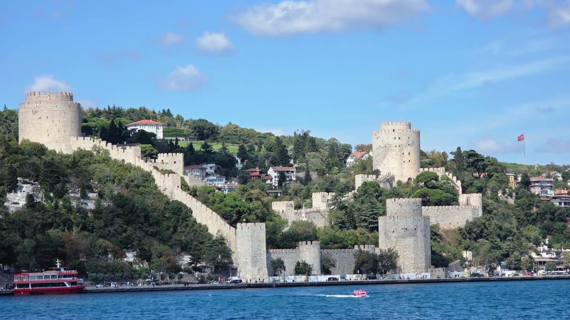 Imagine a fortăreșei Rumeli dinspre Bosfor