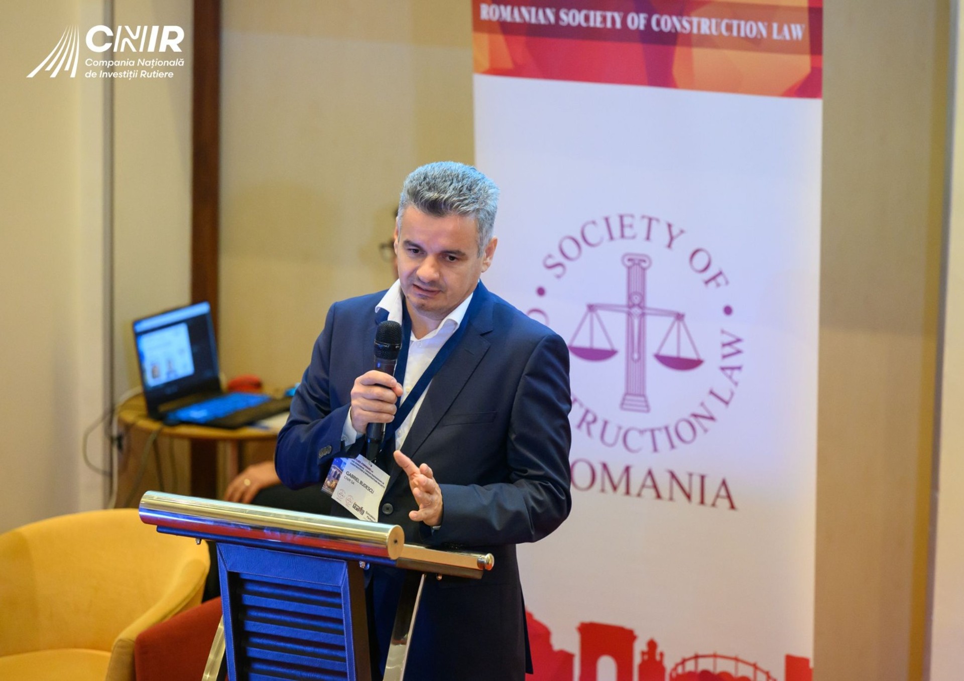 Imagine Gabriel Budescu la o conferință