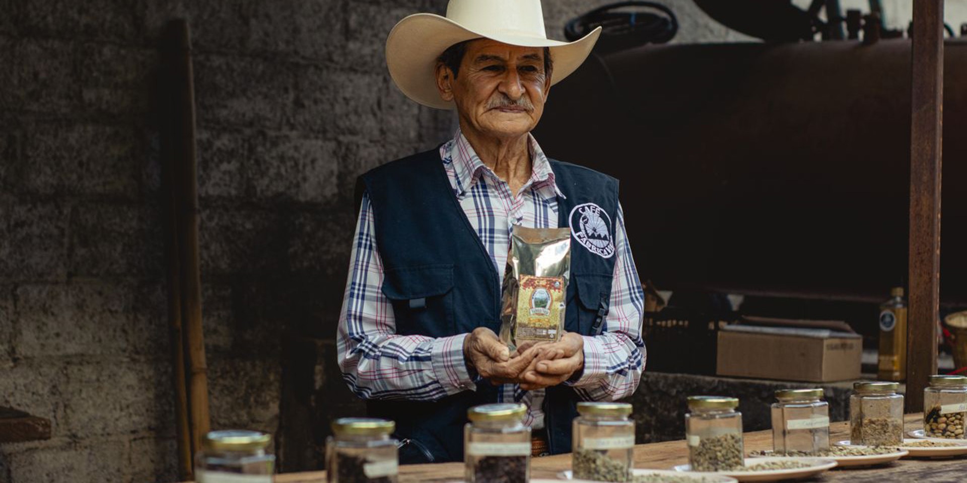 Fermier prezintă diverse tipuri de cafea