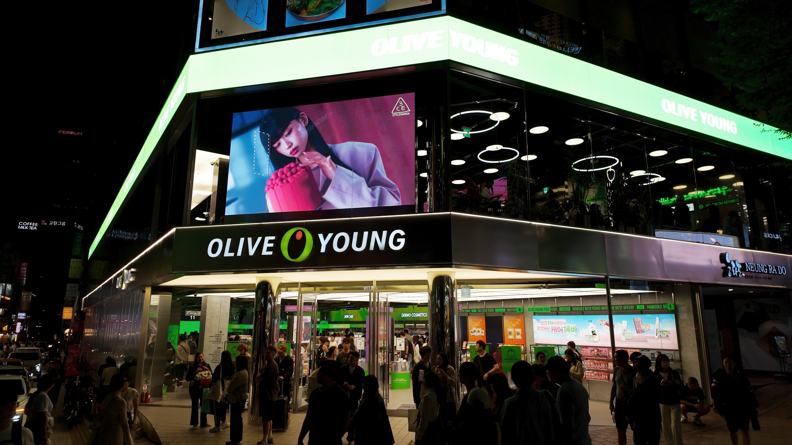 imagine intrarea magazinului Olive Young din Seoul