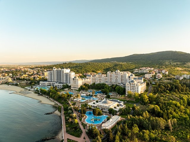 Hotel în  Bulgaria la malul marii împădurit