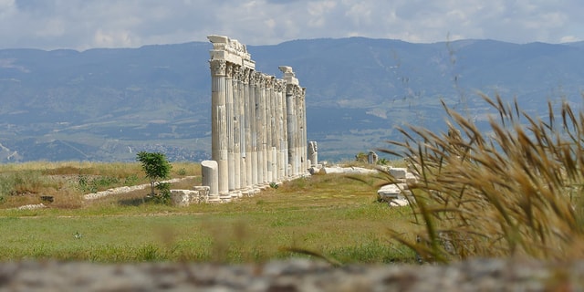 Colonadă antică