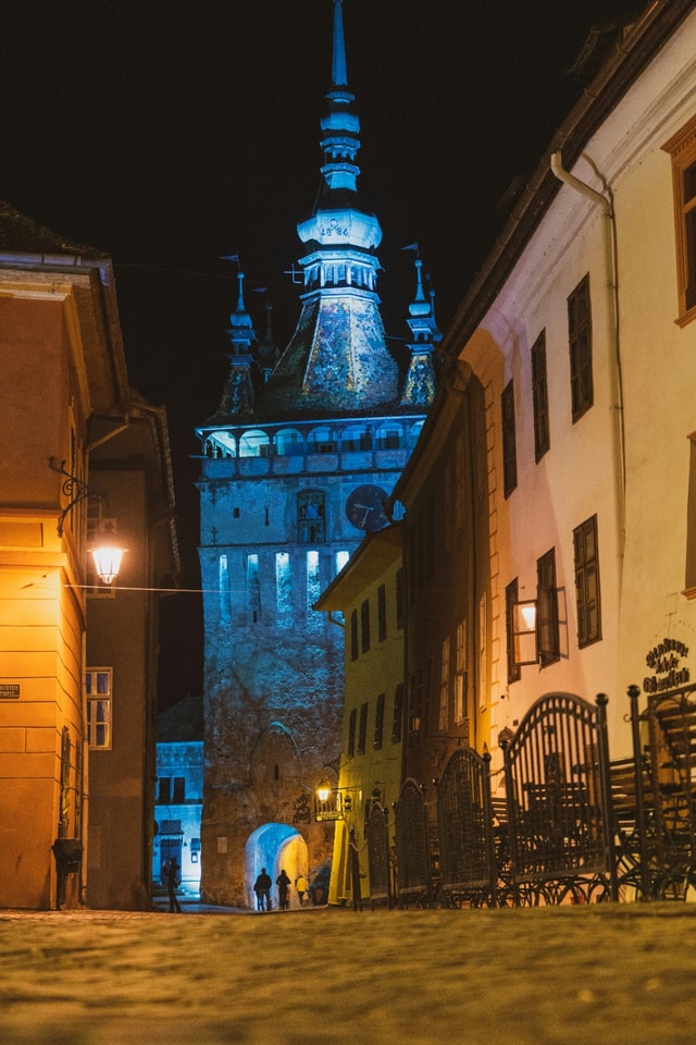 Strada luminata noaptea in Sighisoara