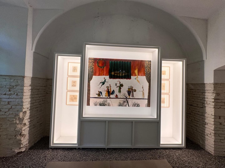 Panou cu tablouri din expozitie