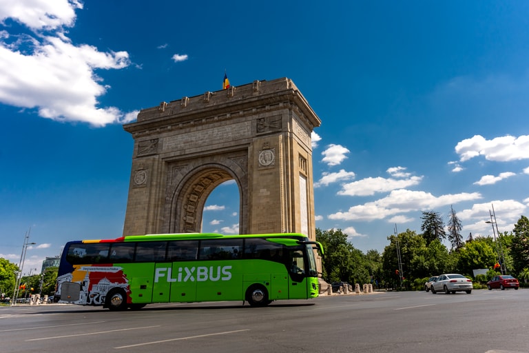 Autocar FlixBus la Arcul de Triumf
