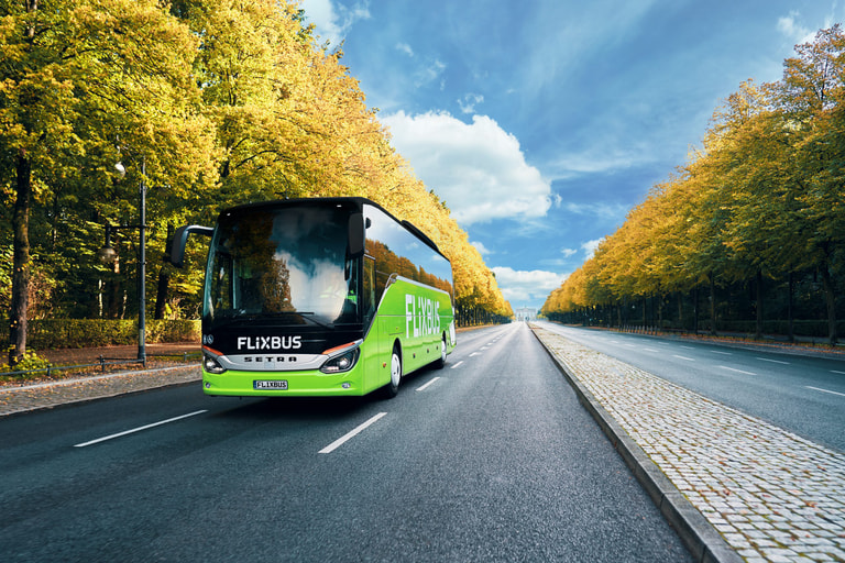 Autocar FlixBus pe alta sosea