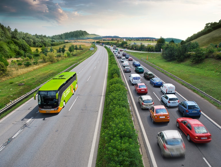Autocar FlixBus pe șosea