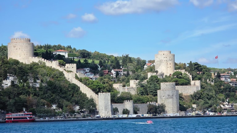Imagine a fortăreșei Rumeli dinspre Bosfor