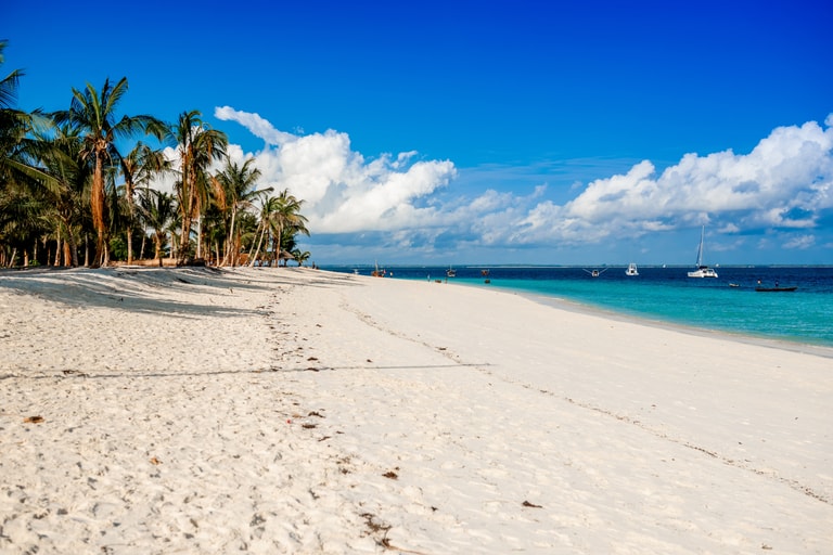 imagine a unei plaje cu nisip alb din zanzibar
