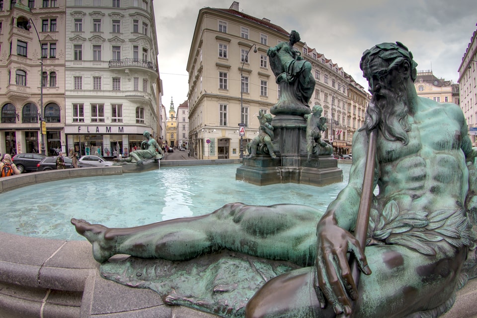 O zi în Paris, Roma sau Viena