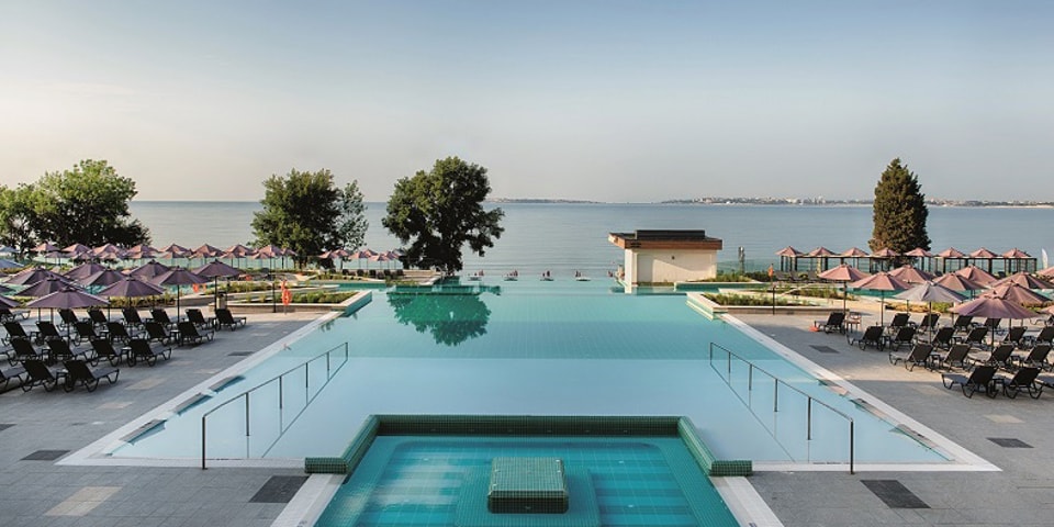 Piscina exterioară a hotelului