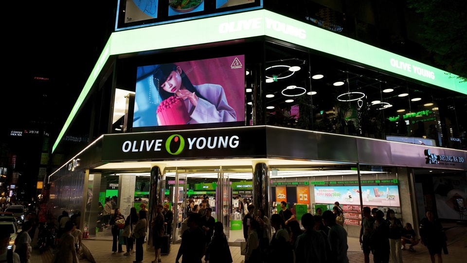 imagine intrarea magazinului Olive Young din Seoul