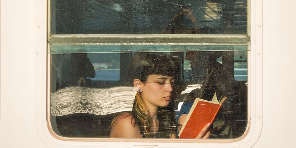 O tânără citește în tren